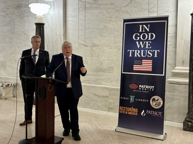 Morrisey, Azinger Celebrate Private Purchase of ‘In God We Trust’ Signs for Required Display at Public Schools, Colleges